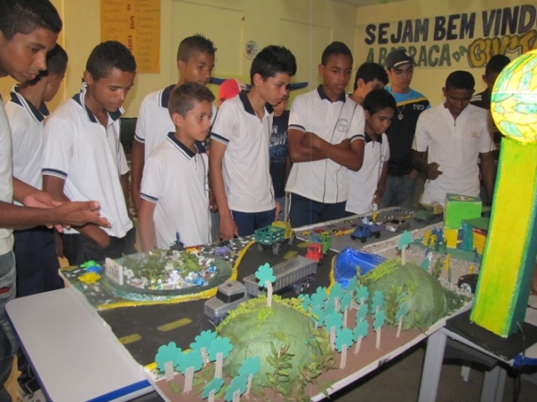 Atualizando: Centro de Ensino Médio promove II Feira do Conhecimento  - Imagem 7