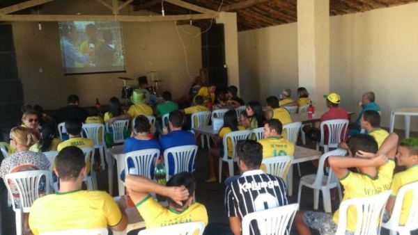 TORCEDORES SE REÚNEM PARA TORCEREM JUNTOS NO CLUBE MUNICIPAL EM DOM EXPEDITO LOPES. - Imagem 4