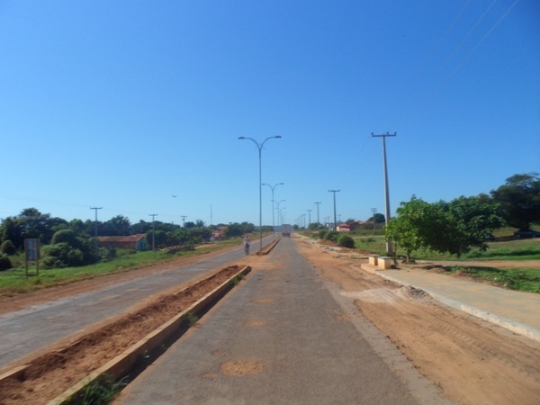 Postes já estão colocados na Avenida Stanley Fortes Batista e a obra continua - Imagem 2