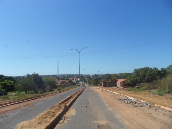 Postes já estão colocados na Avenida Stanley Fortes Batista e a obra continua - Imagem 6