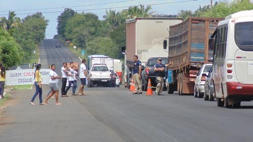 Adolescentes de Cocal de Telha fazem panfletagem na BR-343 pelo combate a violência contra a criança.