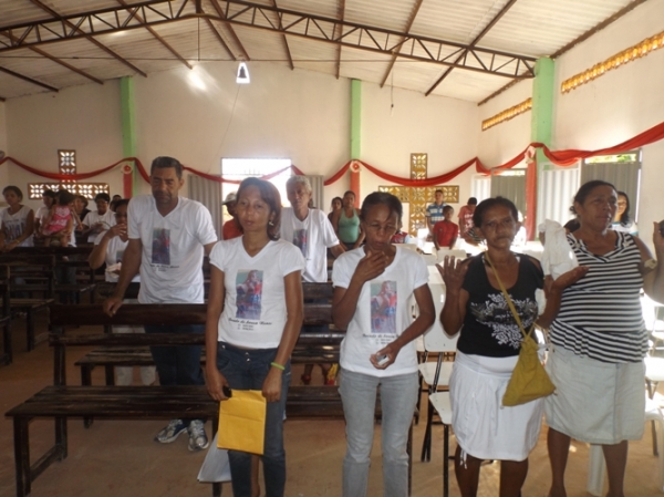 Família de garoto vítima de bala perdida presta suas últimas homenagens - Imagem 1