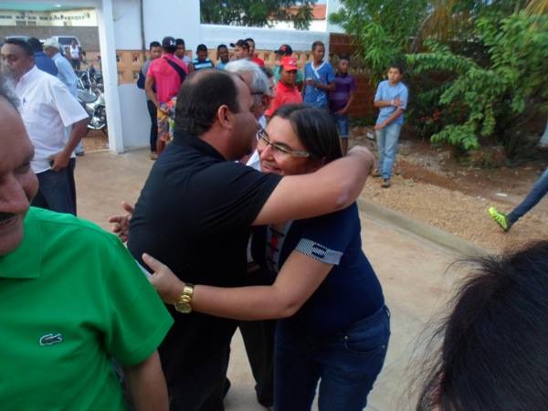 Vanessa Reis recebe amigos e lideranças políticas em confraternização