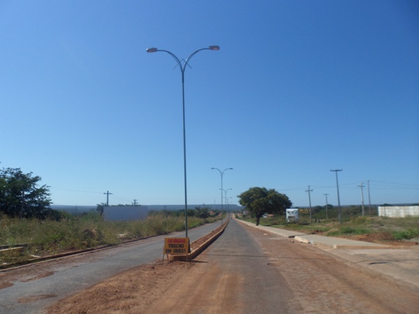 Postes já estão colocados na Avenida Stanley Fortes Batista e a obra continua