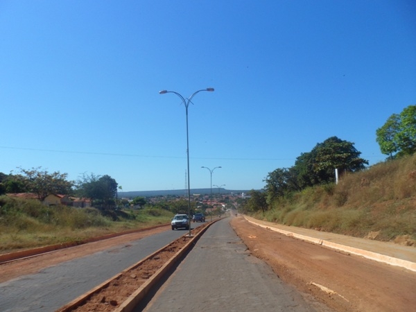 Postes já estão colocados na Avenida Stanley Fortes Batista e a obra continua - Imagem 5