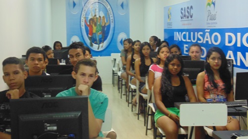 Caminhão digital oferece curso gratuito de informática para população em Cocal de Telha