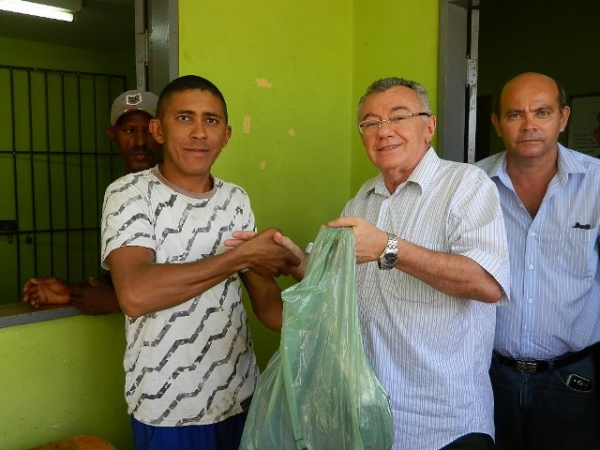 Prefeito Kleber Eulálio entrega Equipamento de Proteção Individual aos garis - Imagem 1