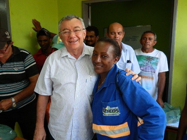 Prefeito Kleber Eulálio entrega Equipamento de Proteção Individual aos garis - Imagem 2