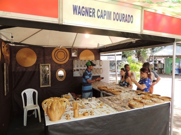 Artesãos organizam estantes para participar da feira de artesanato promovida pelo Sebrae - Imagem 5