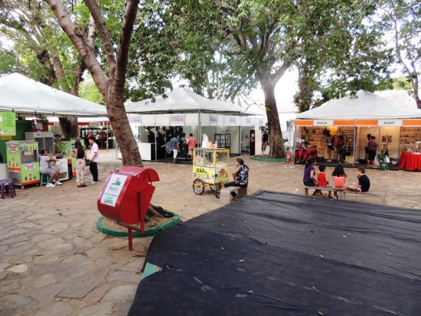 Artesãos organizam estantes para participar da feira de artesanato promovida pelo Sebrae - Imagem 2