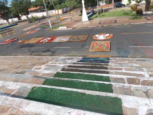  Dia 19 de  Junho dia de corpus christi Com um Lindo Tapete  em Batalha  - Imagem 18