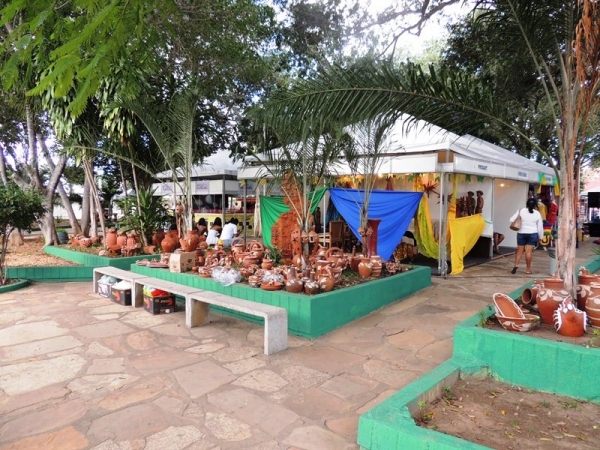 Artesãos organizam estantes para participar da feira de artesanato promovida pelo Sebrae - Imagem 1