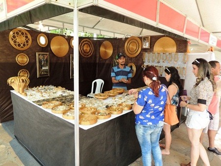 Artesãos organizam estantes para participar da feira de artesanato promovida pelo Sebrae