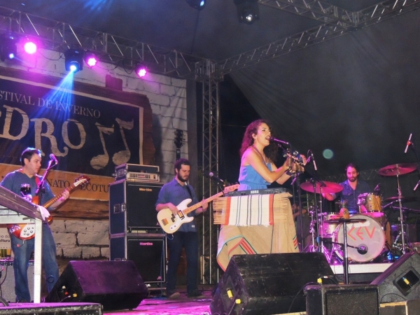 Público prestigia 1ª noite do Festival de Inverno e interage com a cantora Céu - Imagem 17