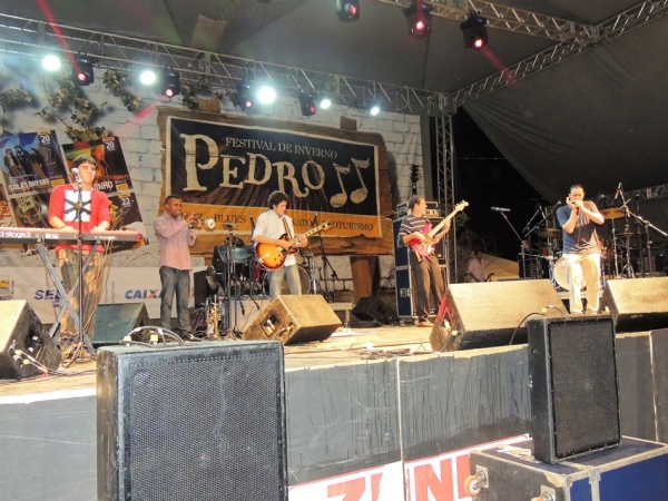 Público prestigia 1ª noite do Festival de Inverno e interage com a cantora Céu - Imagem 14