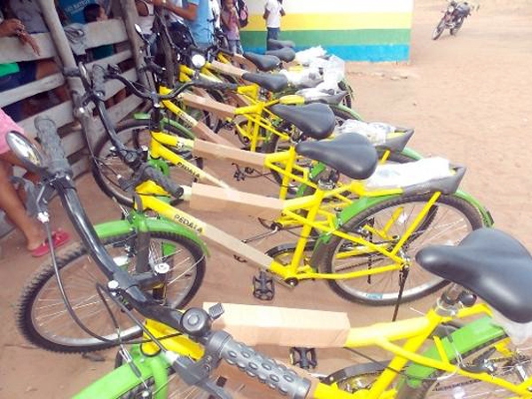 Prefeita Gadocha entrega bicicletas para alunos da Comunidade São Mateus - Imagem 1