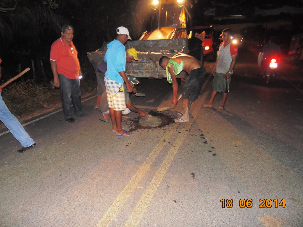 Prefeito Zé Resende inicia e participa de operação tapa-buraco
