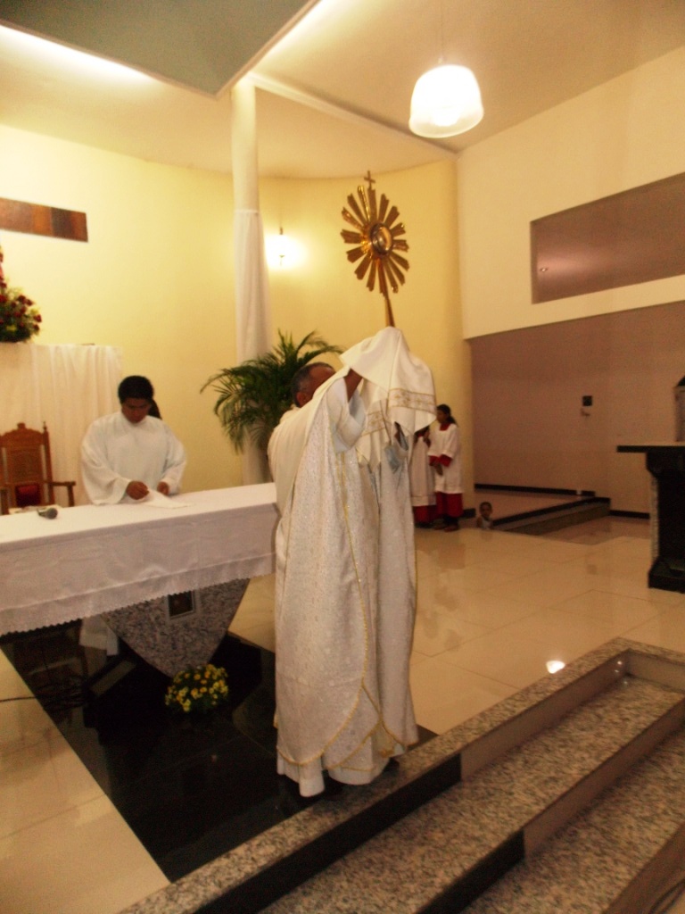 Igreja celebra dia de Corpos Christi 