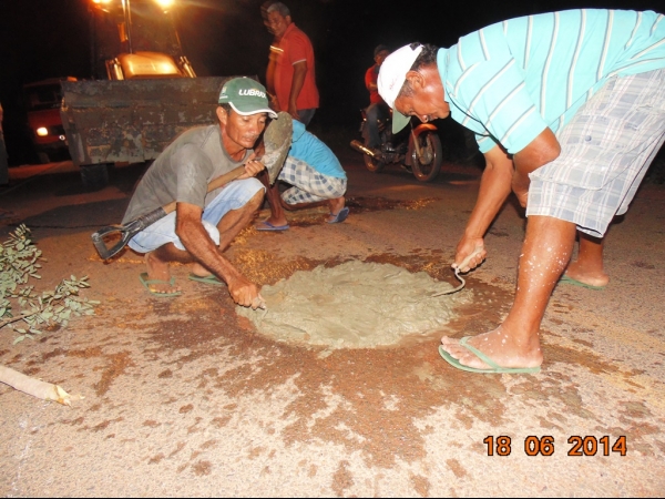 Prefeito Zé Resende inicia e participa de operação tapa-buraco - Imagem 18