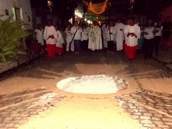 Corpus Christi: Fiéis lotam a Matriz de Nossa Senhora da Conceição   - Imagem 7