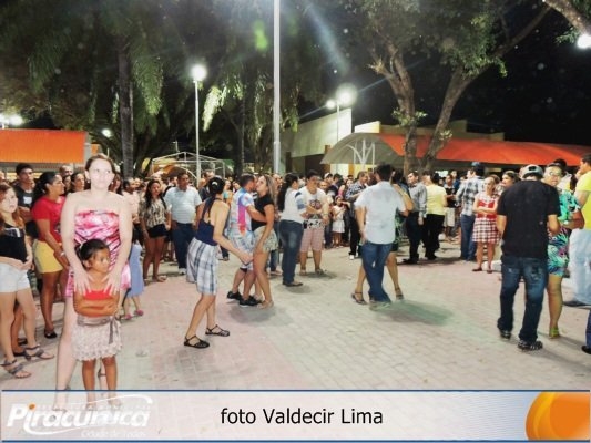 Prefeito Dr. Raimundo realiza sonho de camelôs e revitaliza praça - Imagem 1