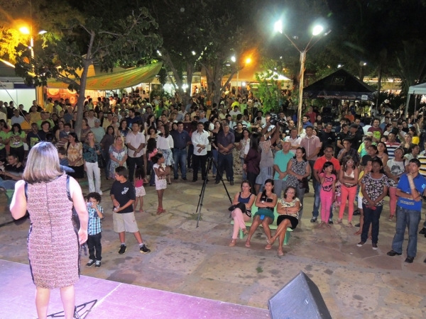 Público prestigia 1ª noite do Festival de Inverno e interage com a cantora Céu - Imagem 8