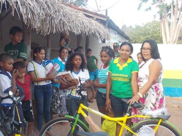 Prefeita Gadocha entrega bicicletas para alunos da Comunidade São Mateus - Imagem 4