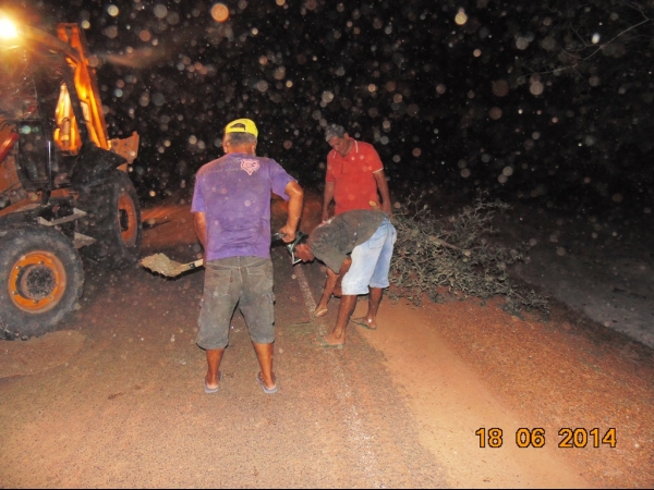 Prefeito Zé Resende inicia e participa de operação tapa-buraco - Imagem 8