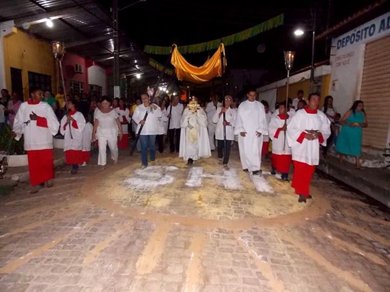 Corpus Christi: Fiéis lotam a Matriz de Nossa Senhora da Conceição  