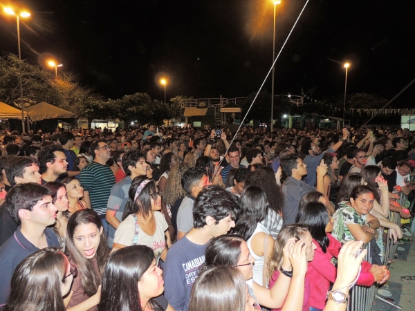 Público prestigia 1ª noite do Festival de Inverno e interage com a cantora Céu - Imagem 25