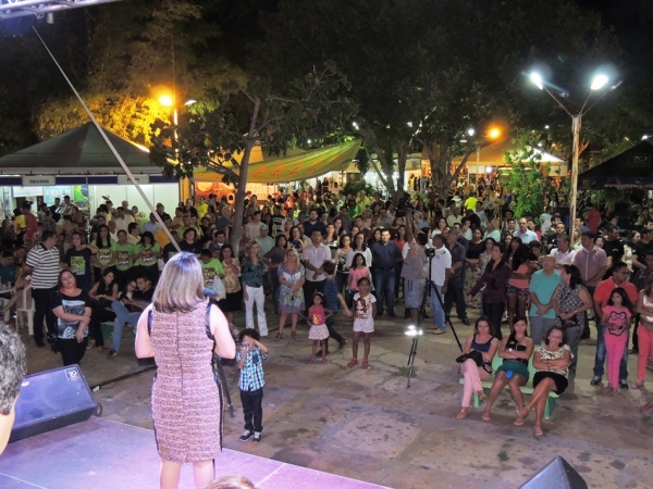 Público prestigia 1ª noite do Festival de Inverno e interage com a cantora Céu - Imagem 6