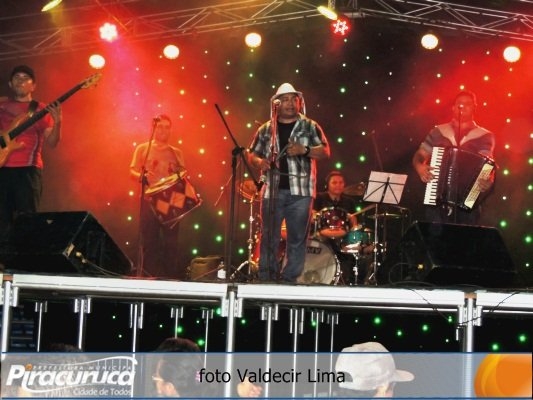 Prefeito Dr. Raimundo realiza sonho de camelôs e revitaliza praça - Imagem 3