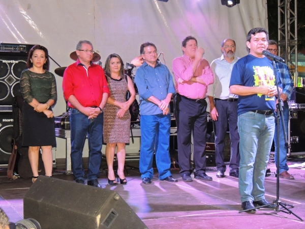 Público prestigia 1ª noite do Festival de Inverno e interage com a cantora Céu - Imagem 2