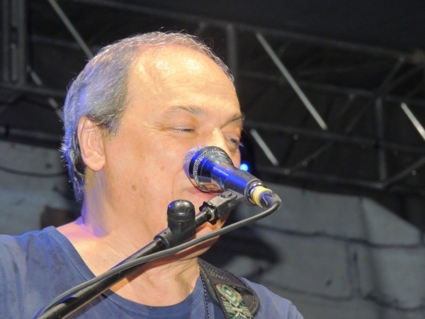 Toquinho faz o público cantar e se emocionar cantando clássicos da MPB - Imagem 39