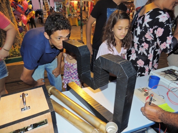 Público prestigia feira da CEEP com demonstrações práticas de física - Imagem 19