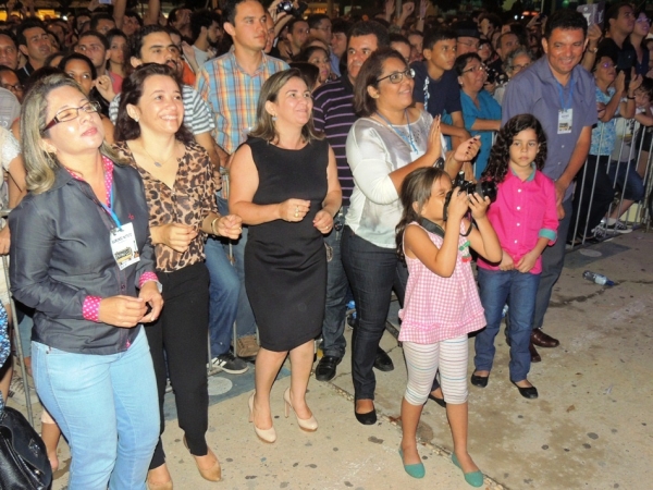 Toquinho faz o público cantar e se emocionar cantando clássicos da MPB - Imagem 49