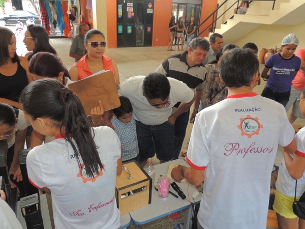 Público prestigia feira da CEEP com demonstrações práticas de física - Imagem 39