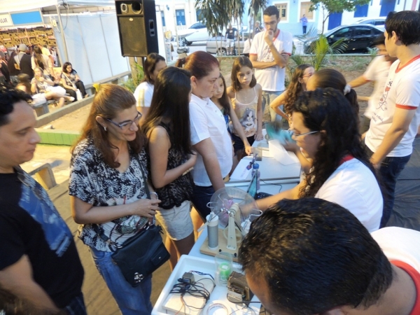Público prestigia feira da CEEP com demonstrações práticas de física - Imagem 20