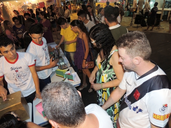 Público prestigia feira da CEEP com demonstrações práticas de física - Imagem 26