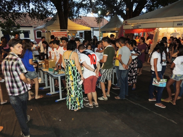 Público prestigia feira da CEEP com demonstrações práticas de física - Imagem 23