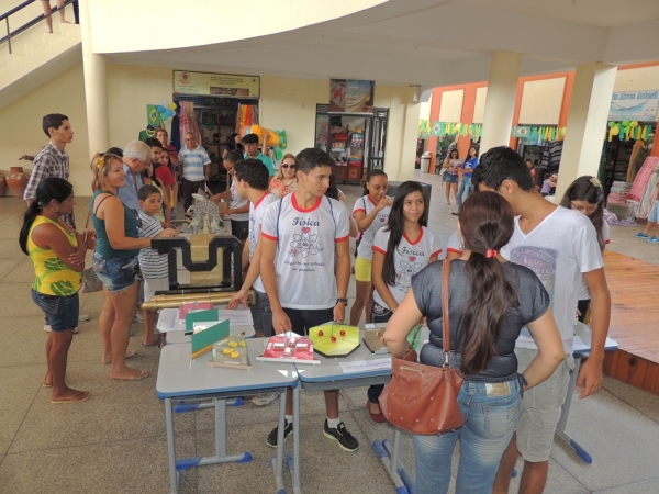 Público prestigia feira da CEEP com demonstrações práticas de física - Imagem 37