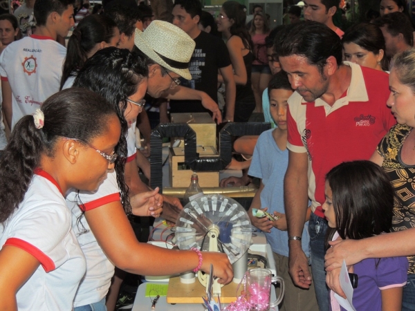 Público prestigia feira da CEEP com demonstrações práticas de física - Imagem 10