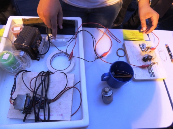 Público prestigia feira da CEEP com demonstrações práticas de física - Imagem 28