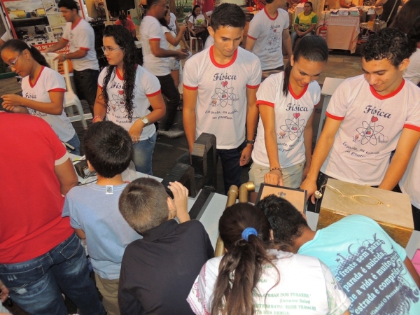 Público prestigia feira da CEEP com demonstrações práticas de física - Imagem 4