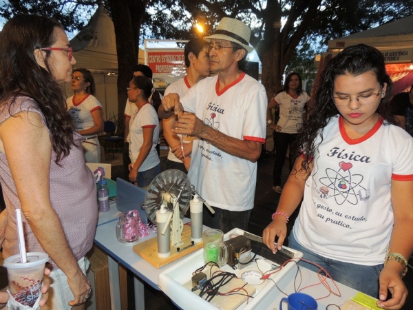 Público prestigia feira da CEEP com demonstrações práticas de física - Imagem 29