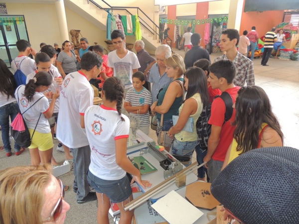 Público prestigia feira da CEEP com demonstrações práticas de física - Imagem 36