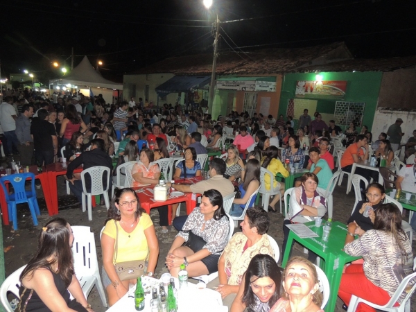 Toquinho faz o público cantar e se emocionar cantando clássicos da MPB - Imagem 11