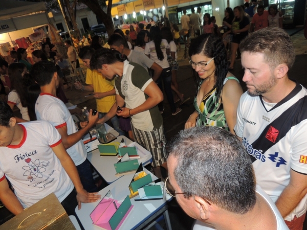 Público prestigia feira da CEEP com demonstrações práticas de física - Imagem 27