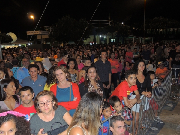 Toquinho faz o público cantar e se emocionar cantando clássicos da MPB - Imagem 7