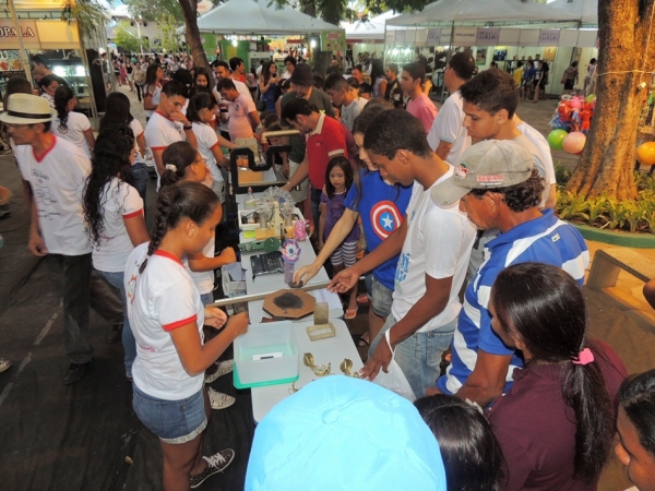 Público prestigia feira da CEEP com demonstrações práticas de física - Imagem 1